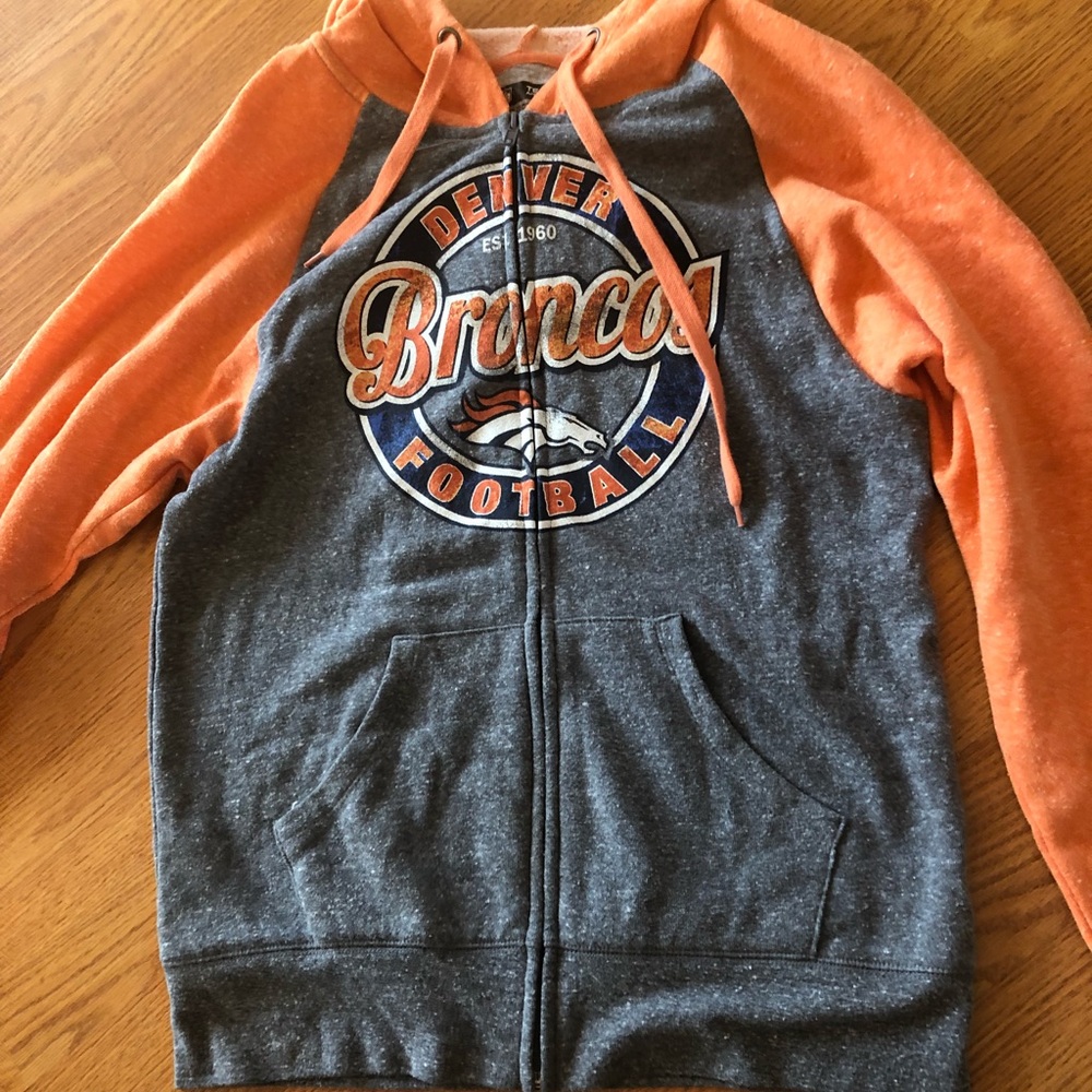 Broncos zip up